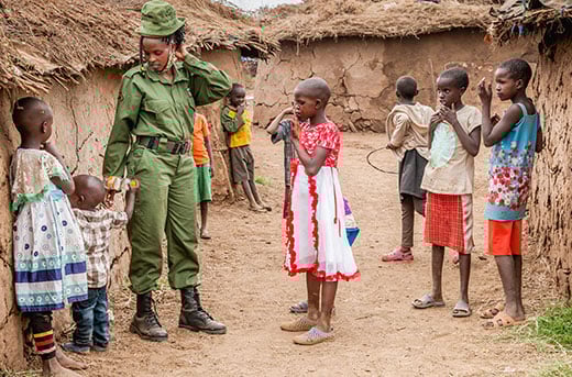 Team Lioness Ranger Ruth Sekeita Losiaik bij een lokale community rondom Amboseli National Park. Foto: Paolo Torchio / © IFAW 
