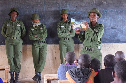 Team Lioness Ranger Purity Lakara geeft les op een basisschool over het beschermen van dieren. Foto: Jacqueline Nyagah / © IFAW