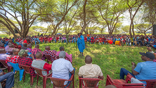 Daniel Leturesh, voorzitter van Olgulului Land Trust betrekt meer dan 1.000 landeigenaren van de Maasai gemeenschap tijdens de speciale algemene vergadering in Mashenani, Kajiado County. Foto: Guyo Adhi / ©