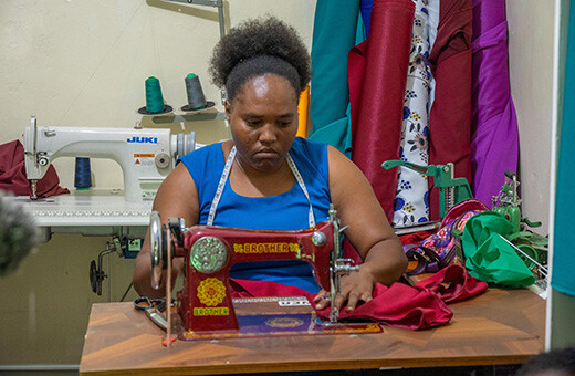 Maasai vrouw maakt kleding in Jenga Mama fashion house. 