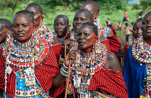 Masaai vrouwen in traditionele kleding. Credits: Paul Torchio / © IFAW