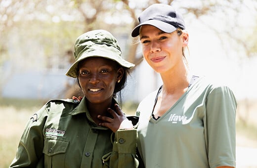 Nicolette Kluijver samen met Team Lioness ranger. Foto: © IFAW